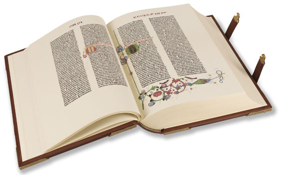  Faksimile - Gutenberg-Bibel. 2 Bde. Dabei: Kommentar und Holzständer - Altre immagini