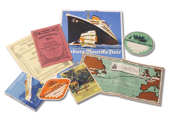 Schiffahrt - Sammlung dt. Reedereien u. Schiffahrtslinien. Zus. 7 Alben + 1 Tüte m. 6 Werbetafeln. Um 1895-1940.