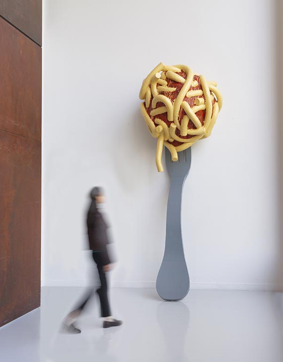 Claes Oldenburg - Leaning Fork with Meatball & Spaghetti III - Altre immagini