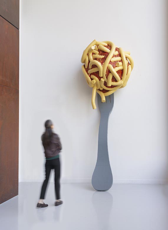 Claes Oldenburg - Leaning Fork with Meatball & Spaghetti III - Altre immagini