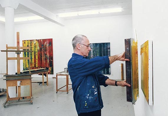 Illustration for: Gerhard Richter in his studio painting with the squeegee in 1992, photo: Marc Asnin/Redux/Laif. © Gerhard Richter 2025 (17042025)