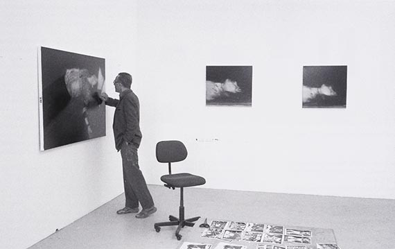 Illustration for: Gerhard Richter with paintings from the cycle “18. Oktober 1977” (1988, now Museum of Modern Art, New York) in his studio in 1988. Photo: Timm Rautert © Gerhard Richter 2025 (17042025)