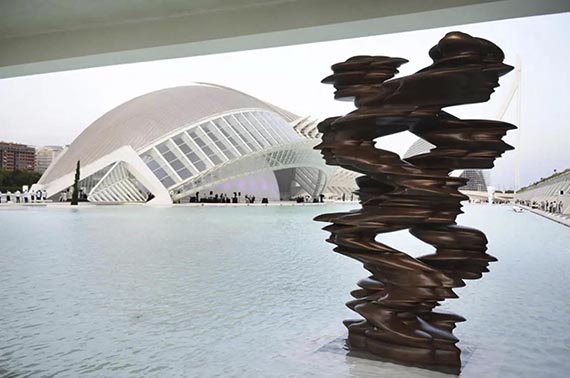 Illustration  for: Another work from the "Runner" series with a different patina, exhibited in the "City of Arts and Sciences" / "Ciutat de les Arts i les Ciències" in Valencia, Spain. © VG Bild-Kunst, Bonn 2025