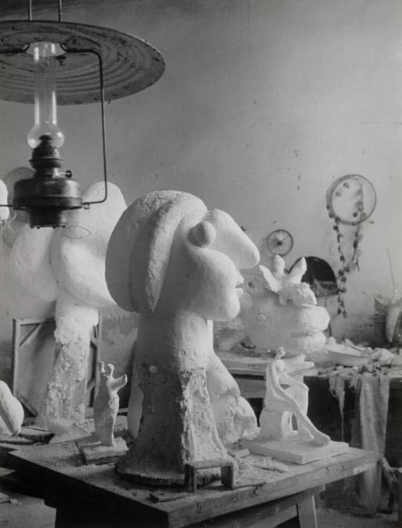 Illustration  for: Picasso's plaster heads after the model of Marie-Thérèse Walter in his studio at the Château de Boisgeloup, France, 1932, gelatine silver print, photo: Brassaï (Gyula Halász). © Succession Picasso / VG Bild-Kunst, Bonn 2025, Estate Brassaï – RMN-Grand Palais.