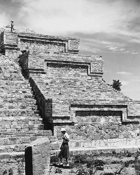Illustration for: Anni Albers in Mexico, c. 1936-39, photo: Josef Albers. © 2025 The Josef and Anni Albers Foundation/Artist Rights Society, New York.