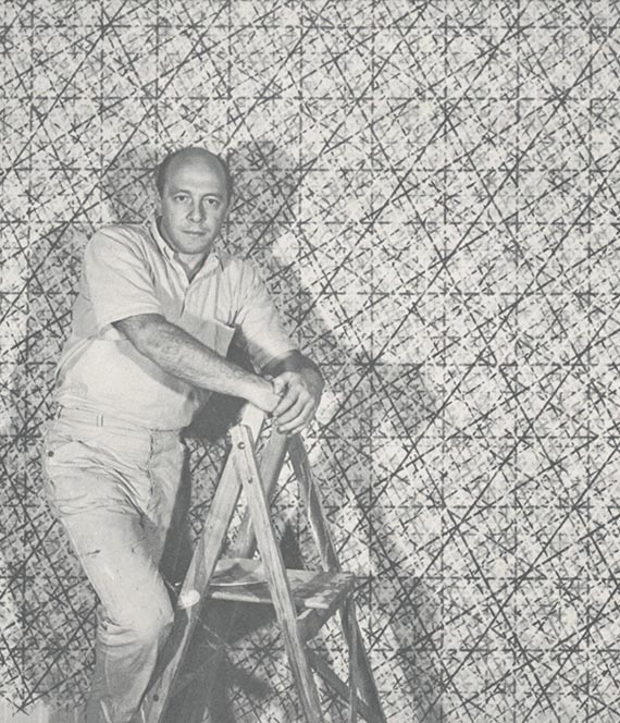 Illustration  for: Piero Dorazio in his studio, 1965, photo: Vincenzo Pirozzi.<br />Courtesy Archivio Piero Dorazio, Milan.<br />© Piero Dorazio by SIAE 2025 / VG Bild-Kunst, Bonn 2025