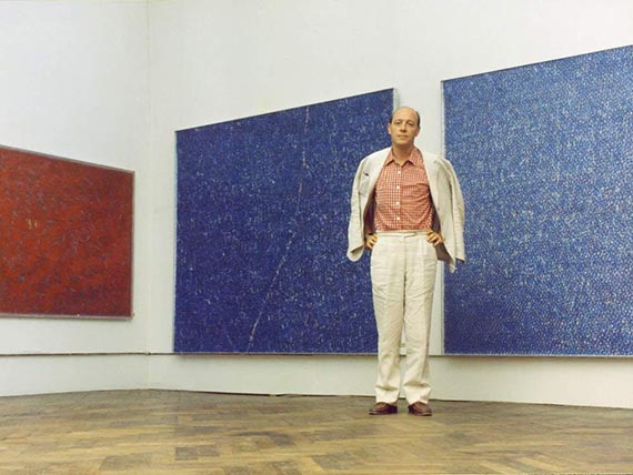 Illustration  for: Piero Dorazio in his room at the 30th Venice Biennale, 1960, photo: Virginia Dortch.<br />Foto: © VG Bild-Kunst, Bonn 2025, Virginia Dortch Dorazio Estate / Artists Rights Society (ARS)