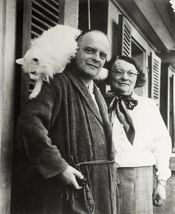 Illustration for: Paul and Lily Klee with their cat Bimbo, Kistlerweg 6, Bern, 1935, photo: Fee Meisel, (SFK Photo FK 049/29 N Repro, scan of Felix Klee’s negative F 311/14 (print 2013), Zentrum Paul Klee, Bern, donated by the Klee family).<br />© Zentrum Paul Klee, Bern, Bildarchiv