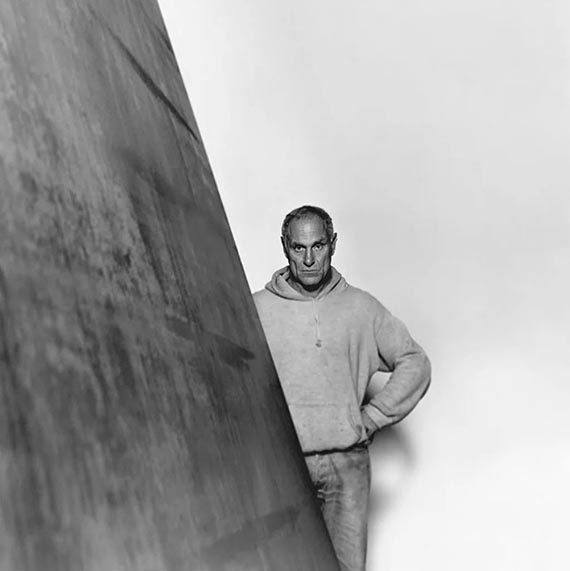 Illustration for: Richard Serra next to one of his works, photo: unknown. © Estate of Richard Serra / VG Bild-Kunst, Bonn 2026
