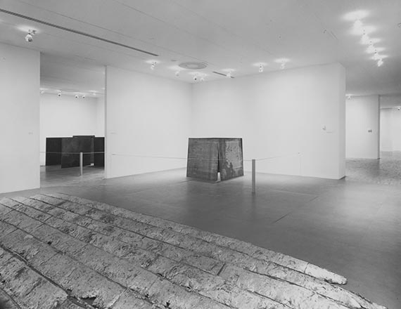 Illustration for: Exhibition view of “Richard Serra. Sculpture,” Museum of Modern Art, New York, 1986 (center: “One Ton Prop (House of Cards),” 1969/86), photo: unknown. © Estate of Richard Serra / VG Bild-Kunst, Bonn 2026