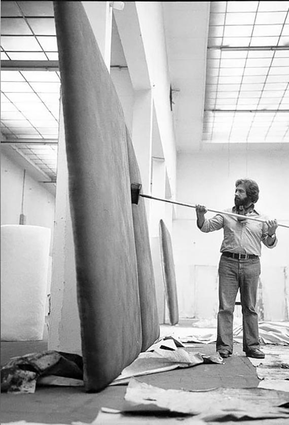 Illustration for: Gotthard Graubner paints cushion images for Documenta 6, photo: Erika Kiffl. © VG Bild-Kunst, Bonn 2026 / Museum Kunstpalast / AFORK